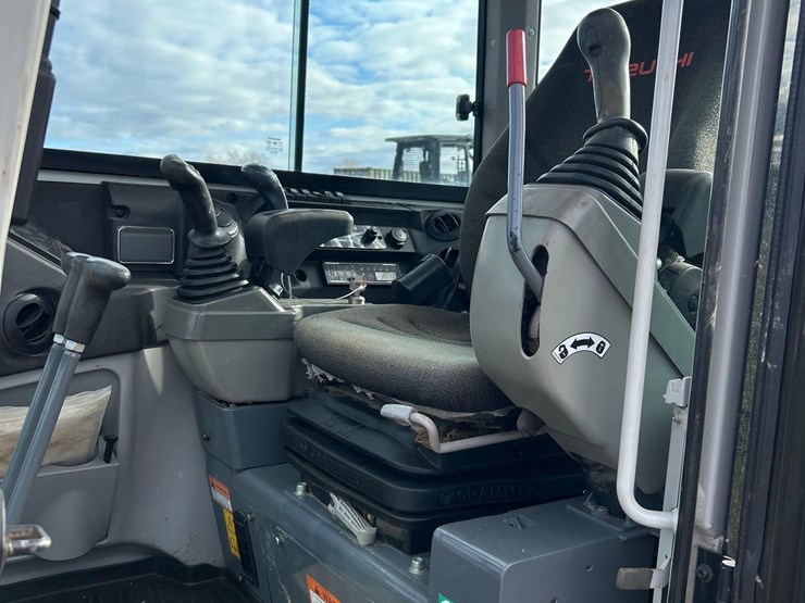 2020-takeuchi-tb235-2-image-19