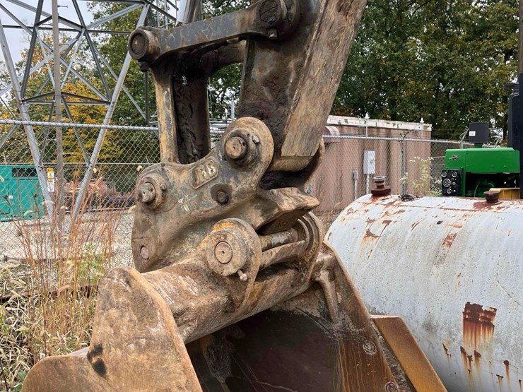 deere-245g-lc-image-35