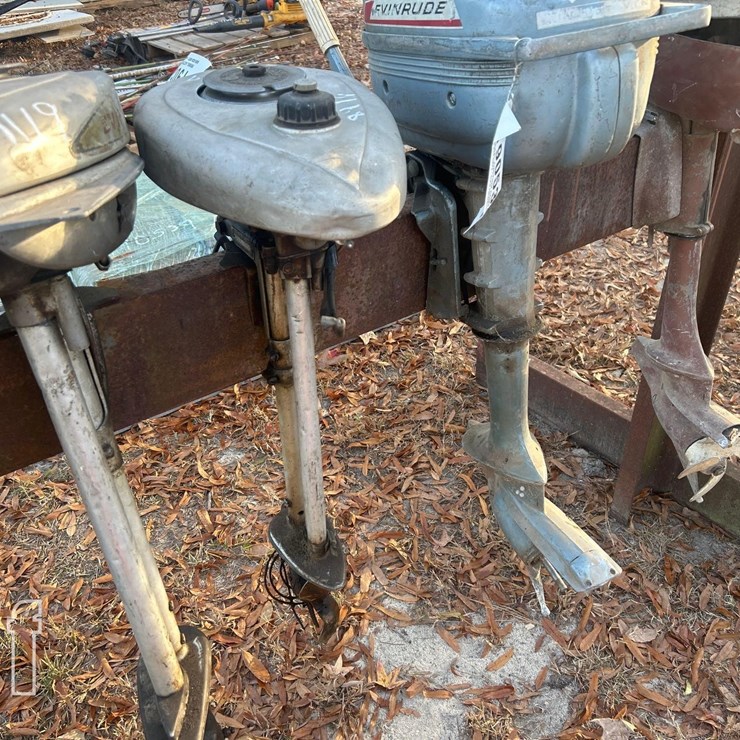VINTAGE EVINRUDE MOTOR