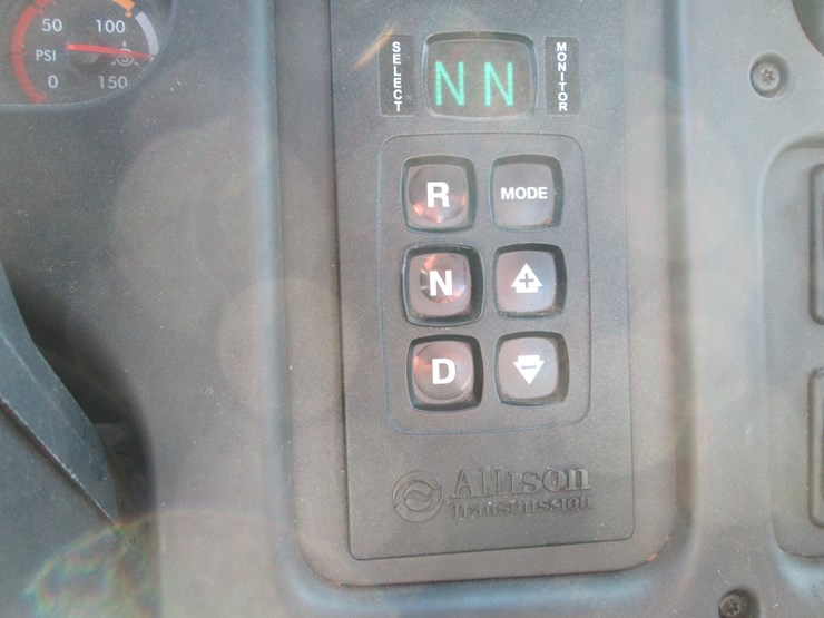 2016-freightliner-108sd-image-41