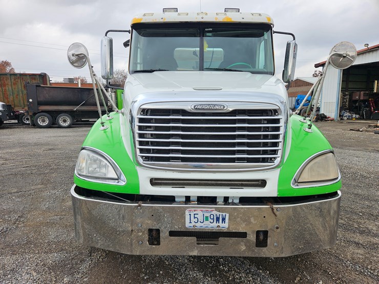 freightliner-columbia-120-image-33
