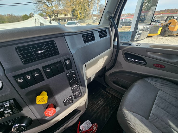 peterbilt-579-image-47