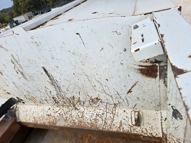 2003-peterbilt-320-image-94