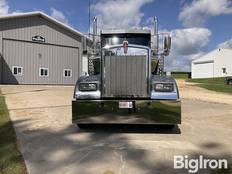 2017-kenworth-w900l-image-2