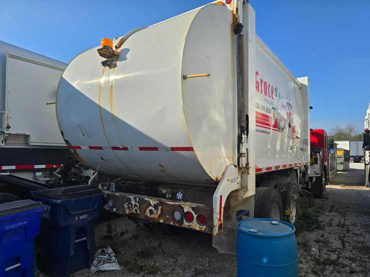 2002-peterbilt-320-image-13