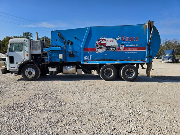 2013-peterbilt-320-image-8