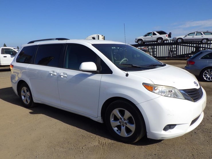 toyota-sienna-image-2