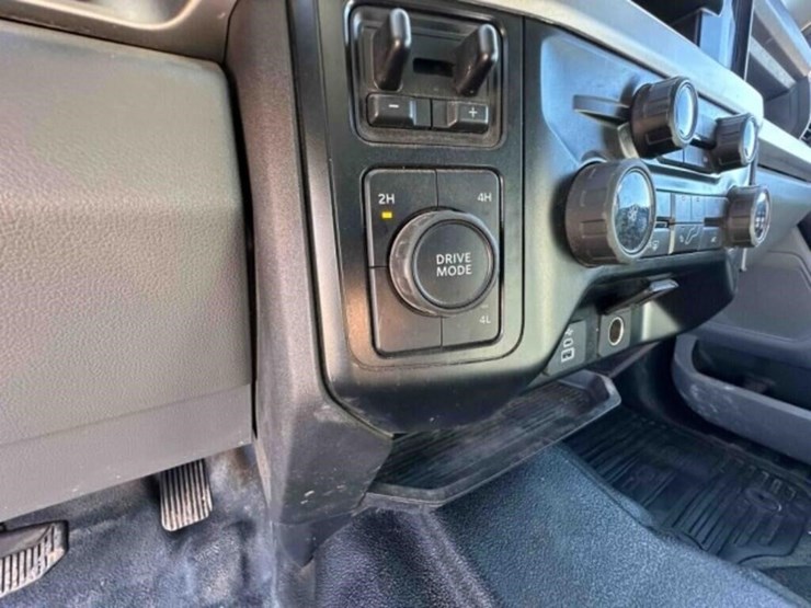 2024-ford-f350dually-1-ton-image-40