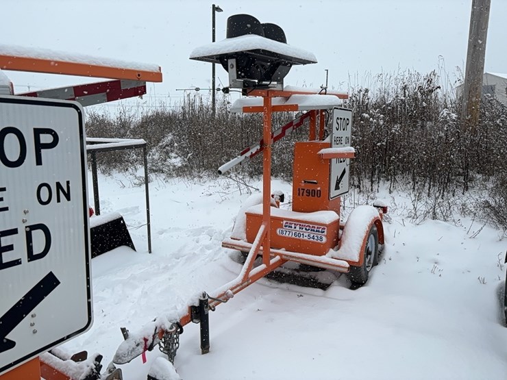 north-america-traffic-rcf2.4-remote-controlled-flagman-portable-traffic-signal-sn:rcf3.442-image-1