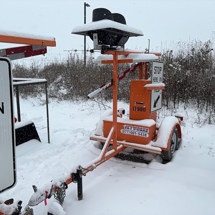 NORTH AMERICA TRAFFIC RCF2.4 REMOTE CONTROLLED FLAGMAN PORTABLE TRAFFIC SIGNAL SN:RCF3.442