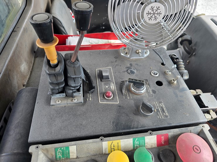 2005-peterbilt-320-image-48