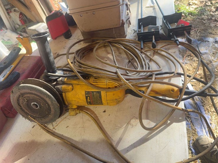 dewalt-dwe4517-7"-angle-grinder-with-extension-cord-image-2