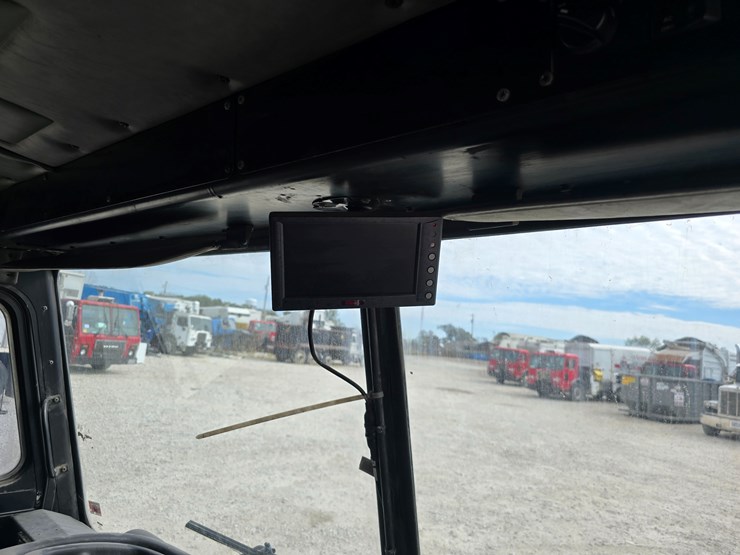 2003-peterbilt-320-image-68