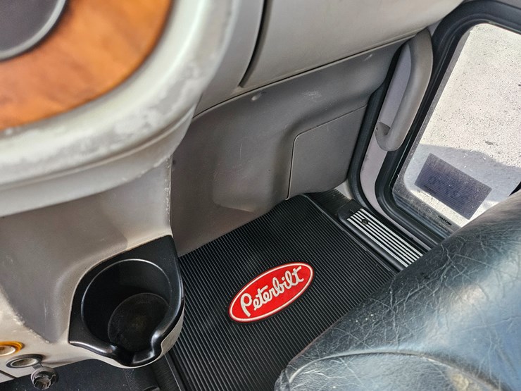 2009-peterbilt-365-image-73