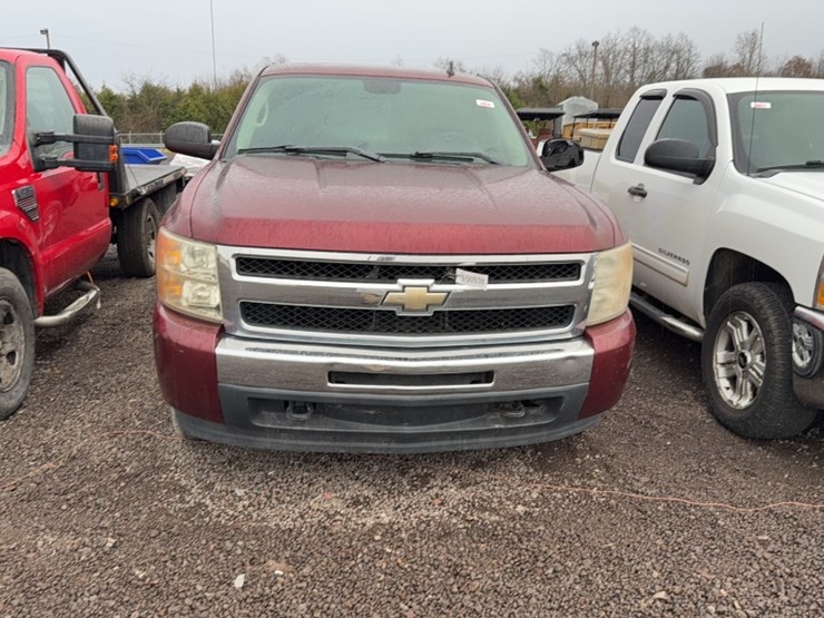 #3016-•-2009-chevrolet-silverado-pickup-truck-image-2