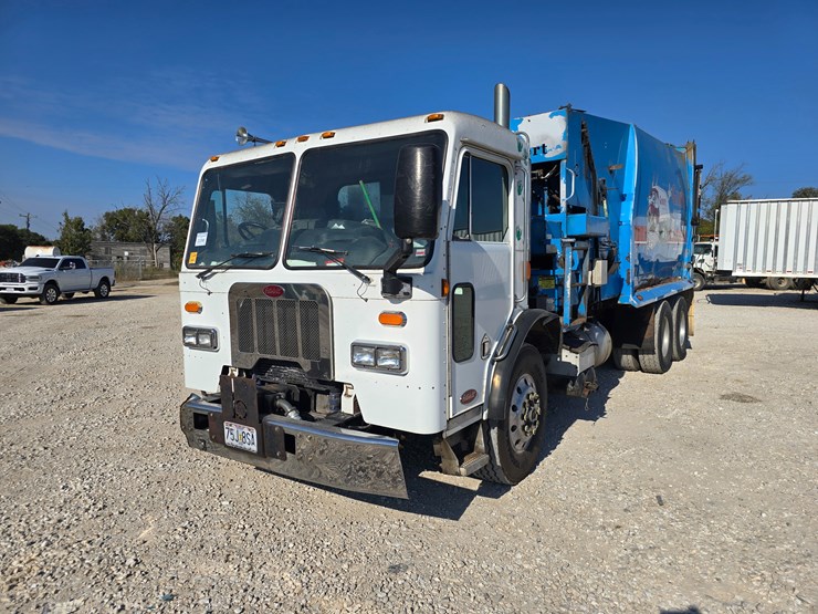 2013-peterbilt-320-image-1