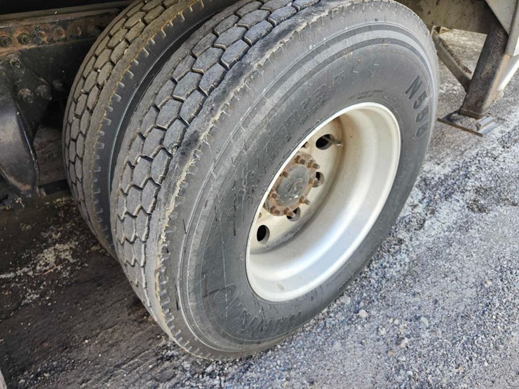 2016-freightliner-semi,-tag-#646-image-9