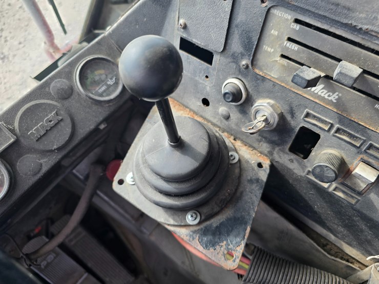 1996-mack-mr688s-image-64