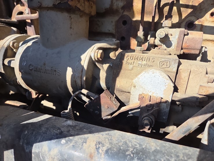 1988-freightliner-day-cab-semi-image-39