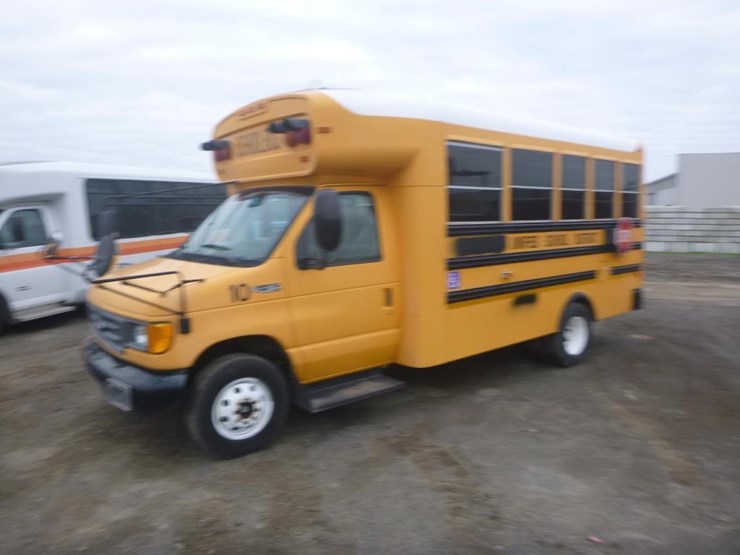 2004-ford-e450-image-1