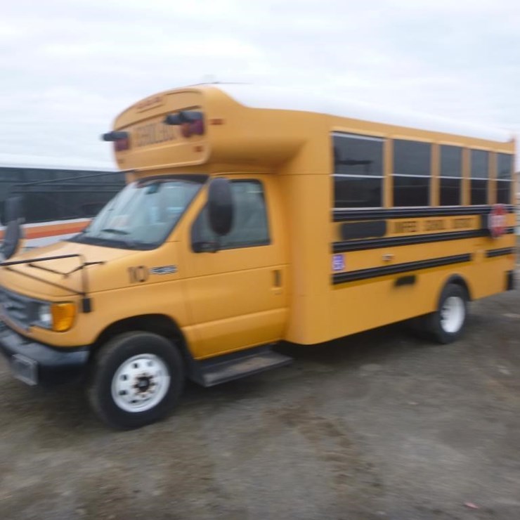2004 FORD E450