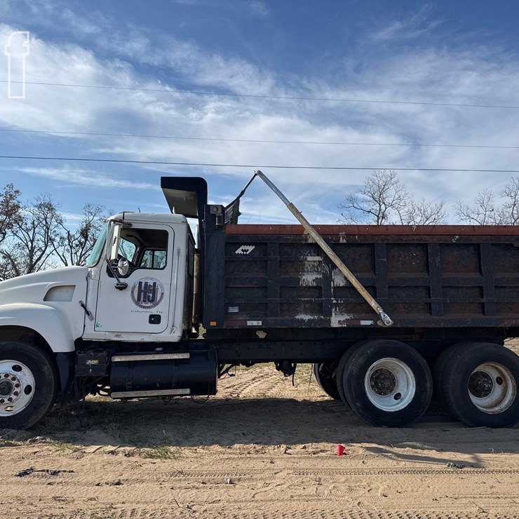 MACK T/A DUMP TRUCK
