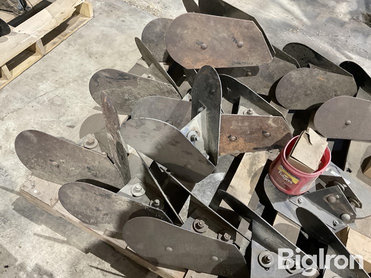 hiniker-16-row-hiller/ridger-attachments-image-13