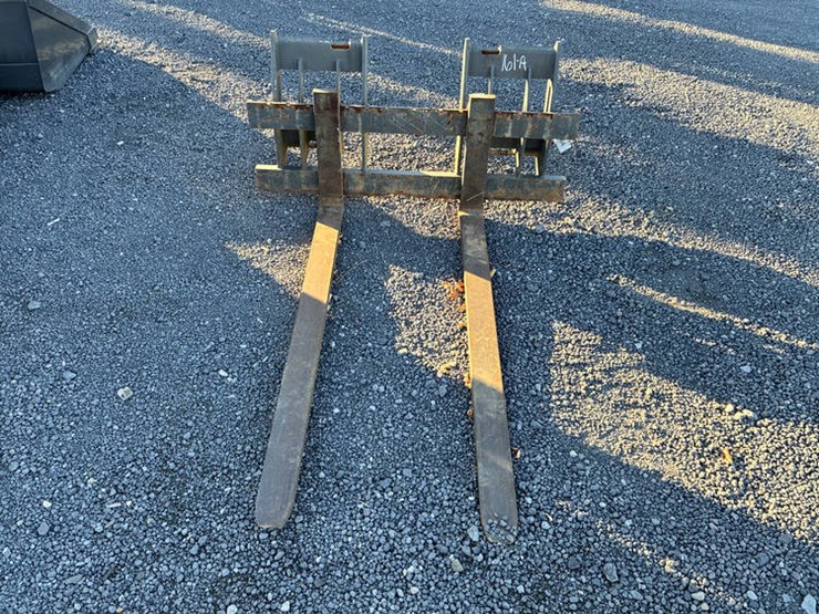 #122464-•-cnh-60"-quick-attach-ldr-forks-image-3