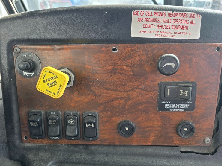 2005-peterbilt-320-image-44