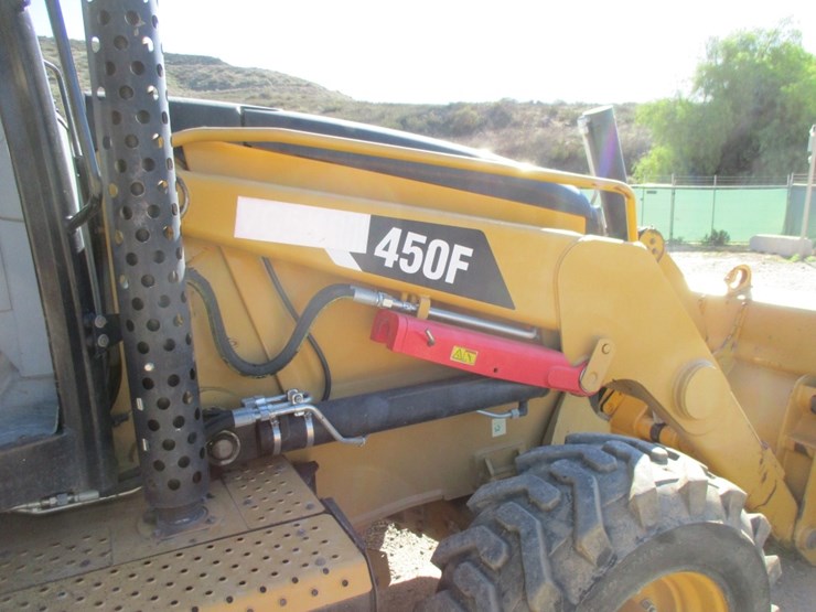 2017-caterpillar-450f-image-24