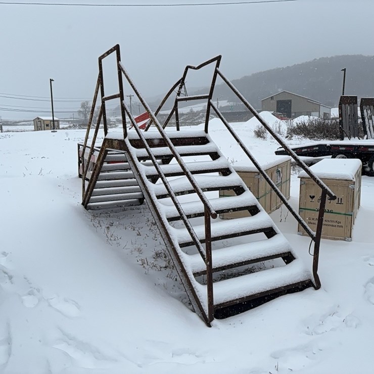 SET OF STAIRS SUPPORT EQUIPMENT