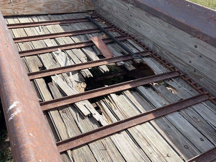 new-idea-manure-spreader,-single-axle,-wood-floor,-540pto,-has-a-hole-in-floor,-is-in-working-order,-just-needs-a-new-floor,-hyd.-slop/end-gate,-rear-beater-image-14