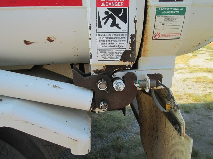 2016-freightliner-108sd-image-9