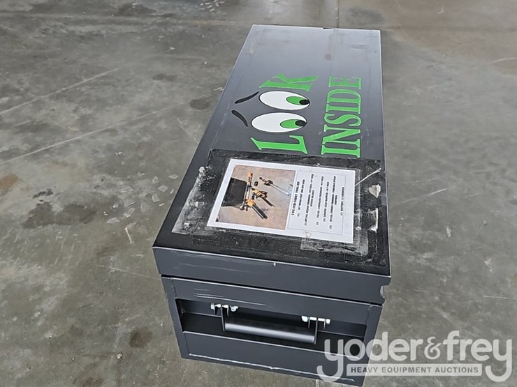 unused-wood-tuff-tow-48"-box-7-pcs-cub-cadet-tool-kit,-hedge,-trimmer,-cordless-chainsaw,-leaf-blower,-string-trimmer,-battery-charger-image-3