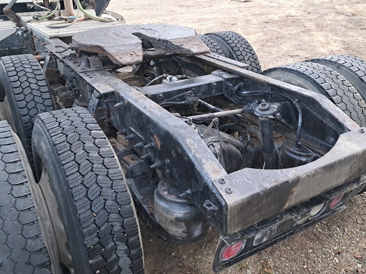 2010-peterbilt-386-image-36