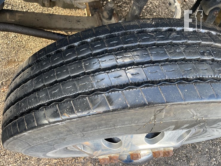 freightliner-columbia-120-image-14