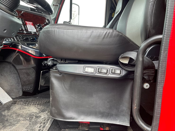 #1043-•-2009-freightliner-semi-(wi-title-in-delay)-image-25