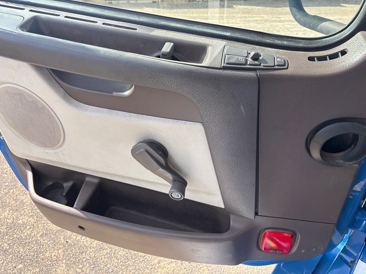 2016-volvo-vnl64t300-image-13