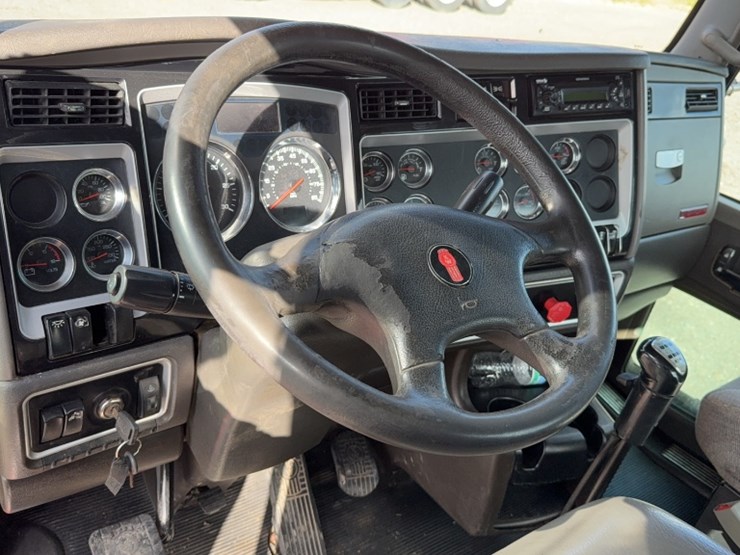 2014-kenworth-t800-image-16