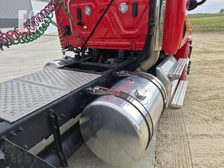 2018-freightliner-cascadia-113-image-7