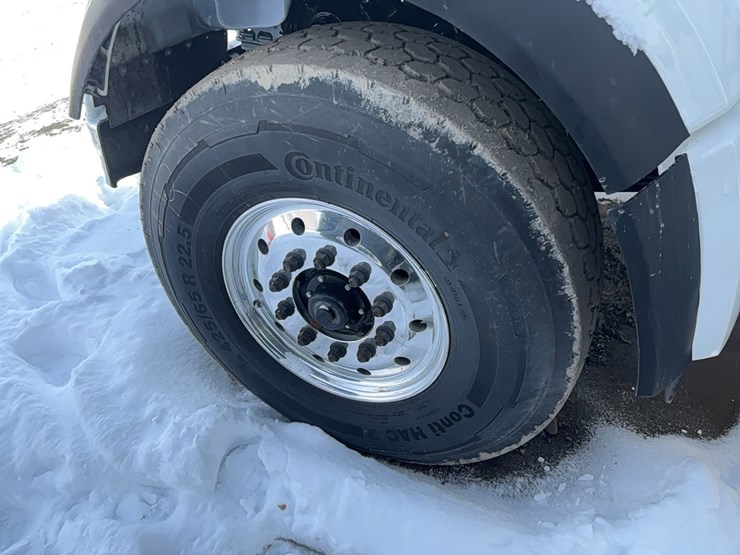 peterbilt-567-image-12