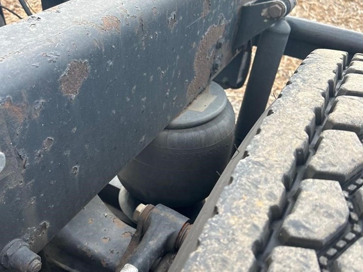 peterbilt-384-image-15