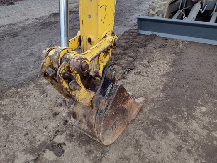 new-holland-ec25-image-16