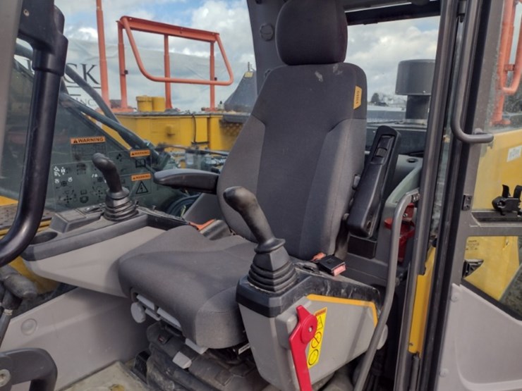 volvo-ec220e-lr-image-12