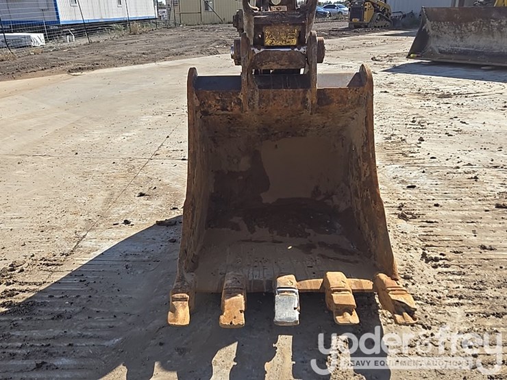 2021-case-cx210-lc-image-11