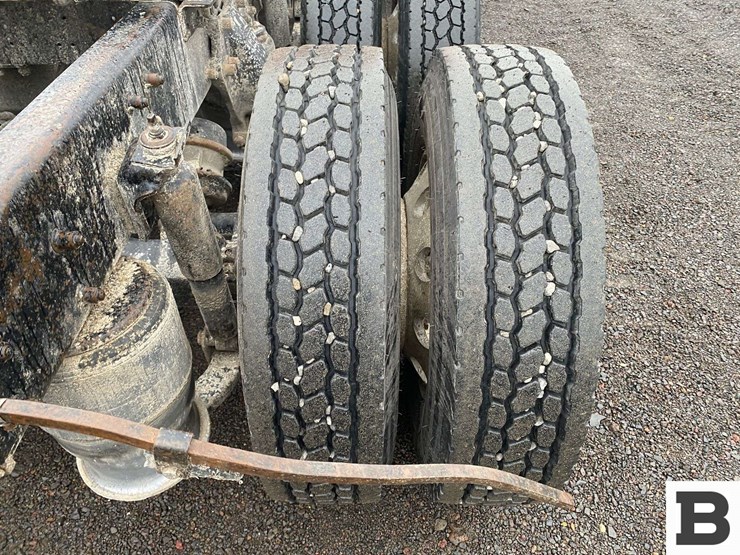 1993-freightliner-fld120-image-33