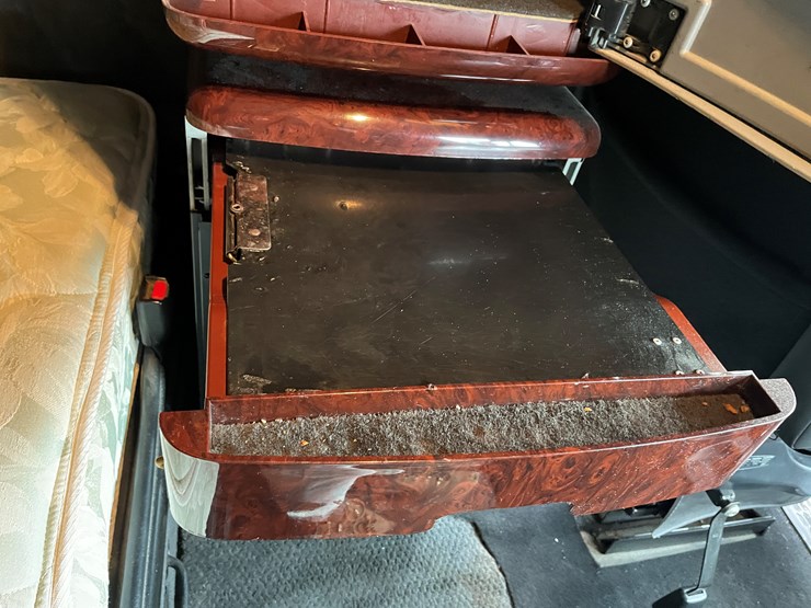 #1043-•-2009-freightliner-semi-(wi-title-in-delay)-image-60