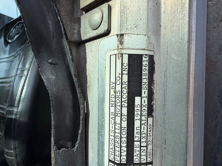 peterbilt-357-image-31