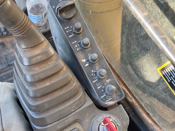 2005-john-deere-330cl-image-23