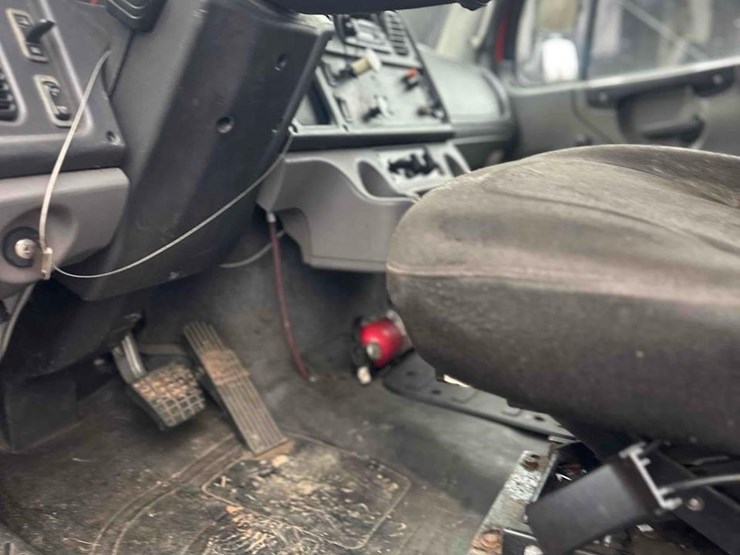 2016-freightliner-business-class-m2-106-image-17